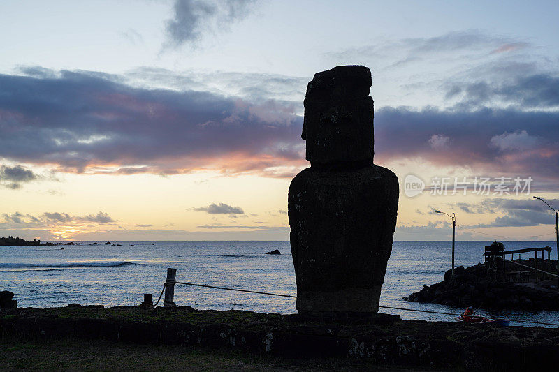 日落时分，Hanga Roa码头附近孤独的摩埃石像剪影
